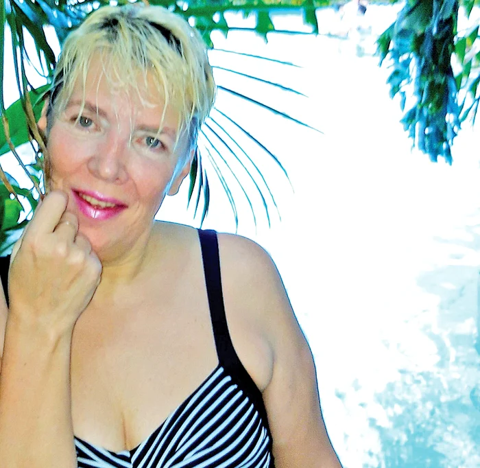 
    Silvia  Dumitrescu  s-a bălăcit  în piscină,  printre  palmieri  