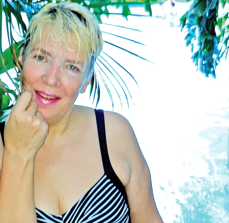 Silvia Dumitrescu s-a bălăcit în piscină, printre palmieri