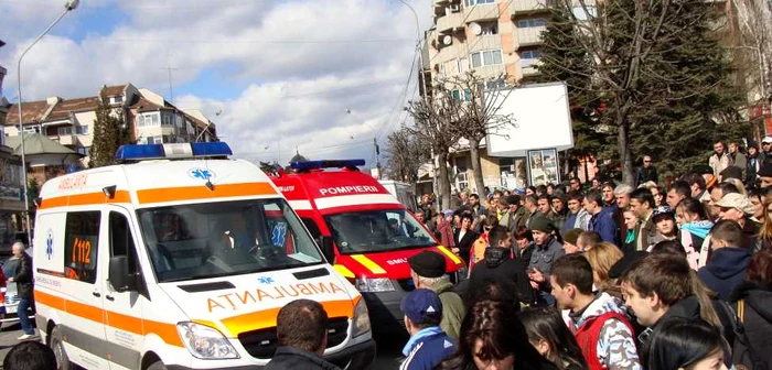 Populaţia Ramnicului s-a adunat la locul cumplitei tragedii