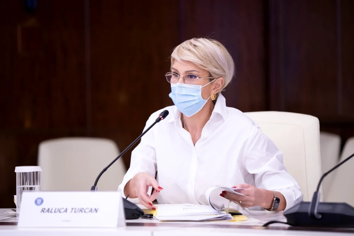 Raluca Turcan: Cei cu salariul minim trăiesc în situaţii aproape identice cu unii care sunt dependenţi de ajutorul social FOTO: gov.ro
