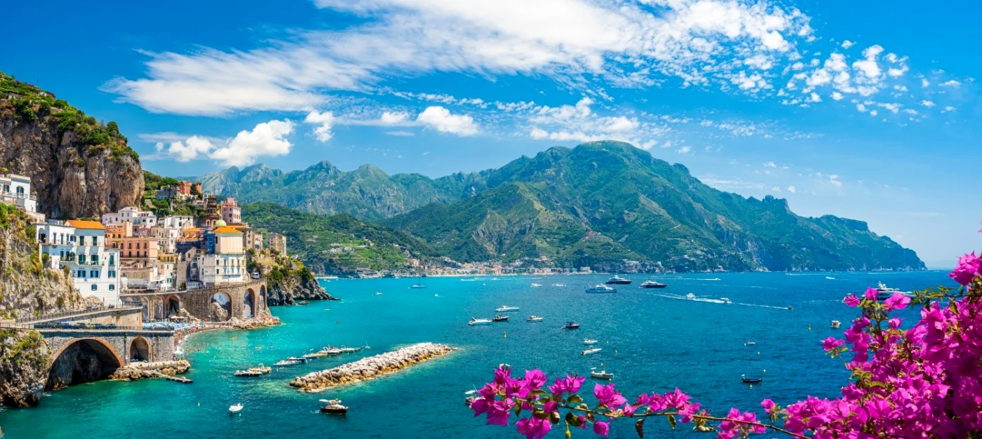 Peisaj cu orașul Atrani, Coasta Amalfi FOTO Shutterstock