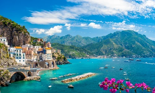Peisaj cu oraşul Atrani pe celebra coastă amalfi Italia FOTO Shutterstock