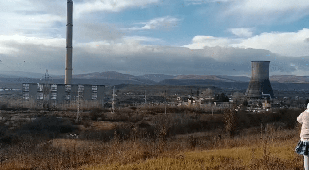 Imagini de la detonarea a două simboluri ale Termocentralei Doiceşti: coşul de 200 de metri şi turnul de răcire VIDEO