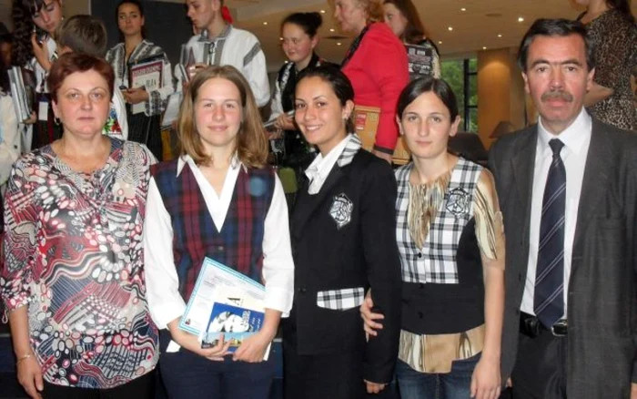 Lotul de la olimpiada internaţională (Cristiana - în mijloc) FOTO Arhivă