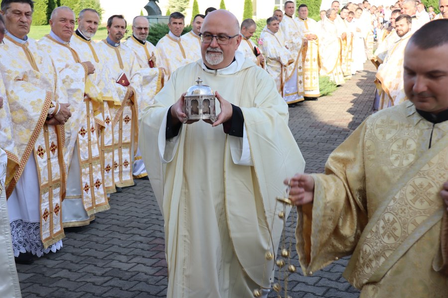 Fragment din craniul Sfintei Ana, în România. Relicva a fost adusă la Blaj, fiind prima dată când iese din Italia