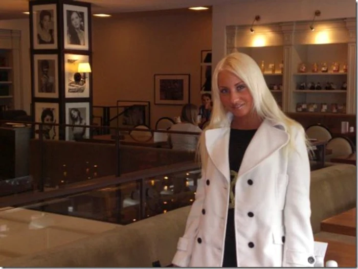 Tânăra şi-a făcut zeci de schimbări de look