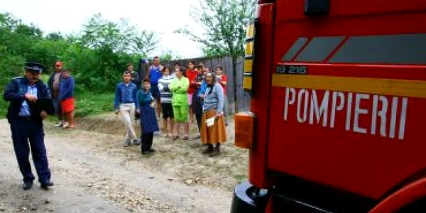 Craiova: O magazie plină cu lemne, din satul Floreşti, s-a făcut scrum