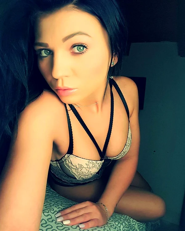 Deny are 23 de ani şi îl acuză de artist că a profitat financiar de ea