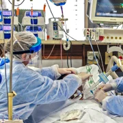 Medici pacient coronavirus COVID 19 pandemie spital terapie intensivă FOTO AFP