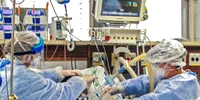 Medici pacient coronavirus COVID 19 pandemie spital terapie intensivă FOTO AFP