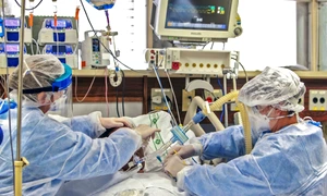 Medici pacient coronavirus COVID 19 pandemie spital terapie intensivă FOTO AFP