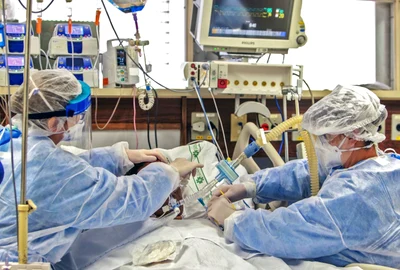 Medici pacient coronavirus COVID 19 pandemie spital terapie intensivă FOTO AFP