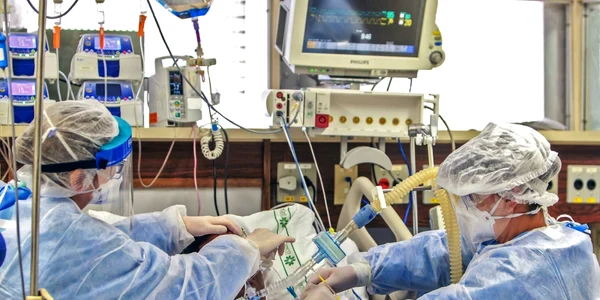 Medici pacient coronavirus COVID 19 pandemie spital terapie intensivă FOTO AFP
