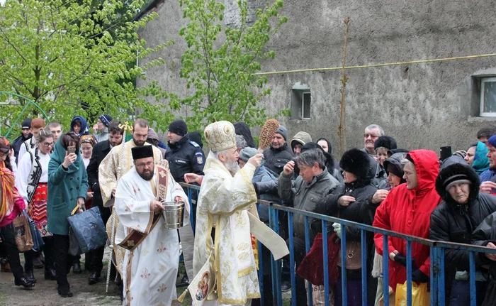 Mii de oameni vin în pelerinaj de Izvorul Tămăduirii FOTO: Arhiepiscopia Dunării de Jos