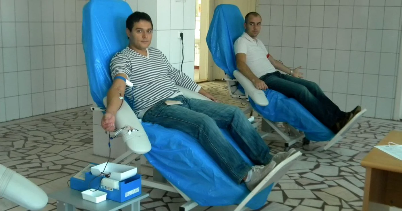 Doi dintre angajaţii care au donat sânge