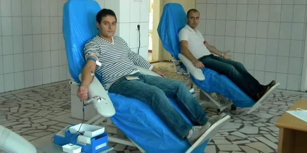 Doi dintre angajaţii care au donat sânge