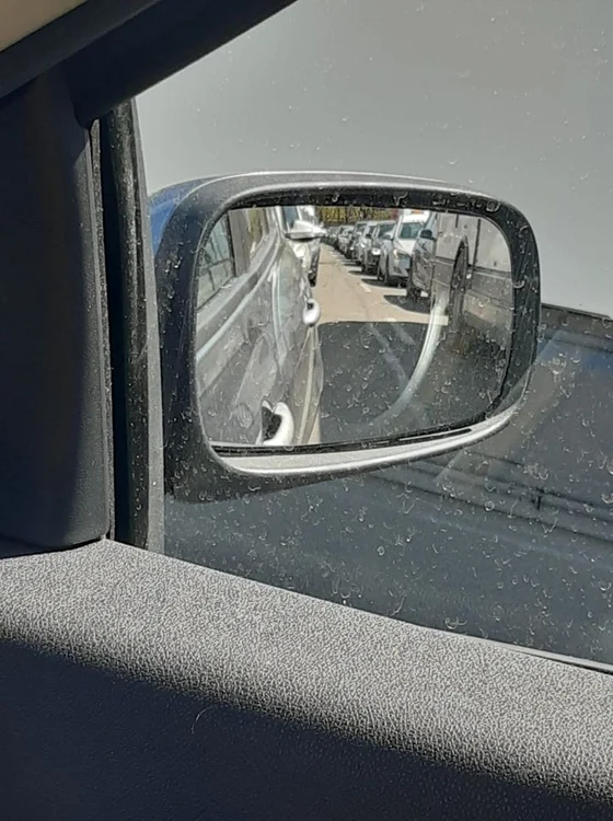 Sute de maşini sunt încolonate, iar şoferii aşteaptă să fie vaccinaţi. FOTO Info Trafic Jud Cluj