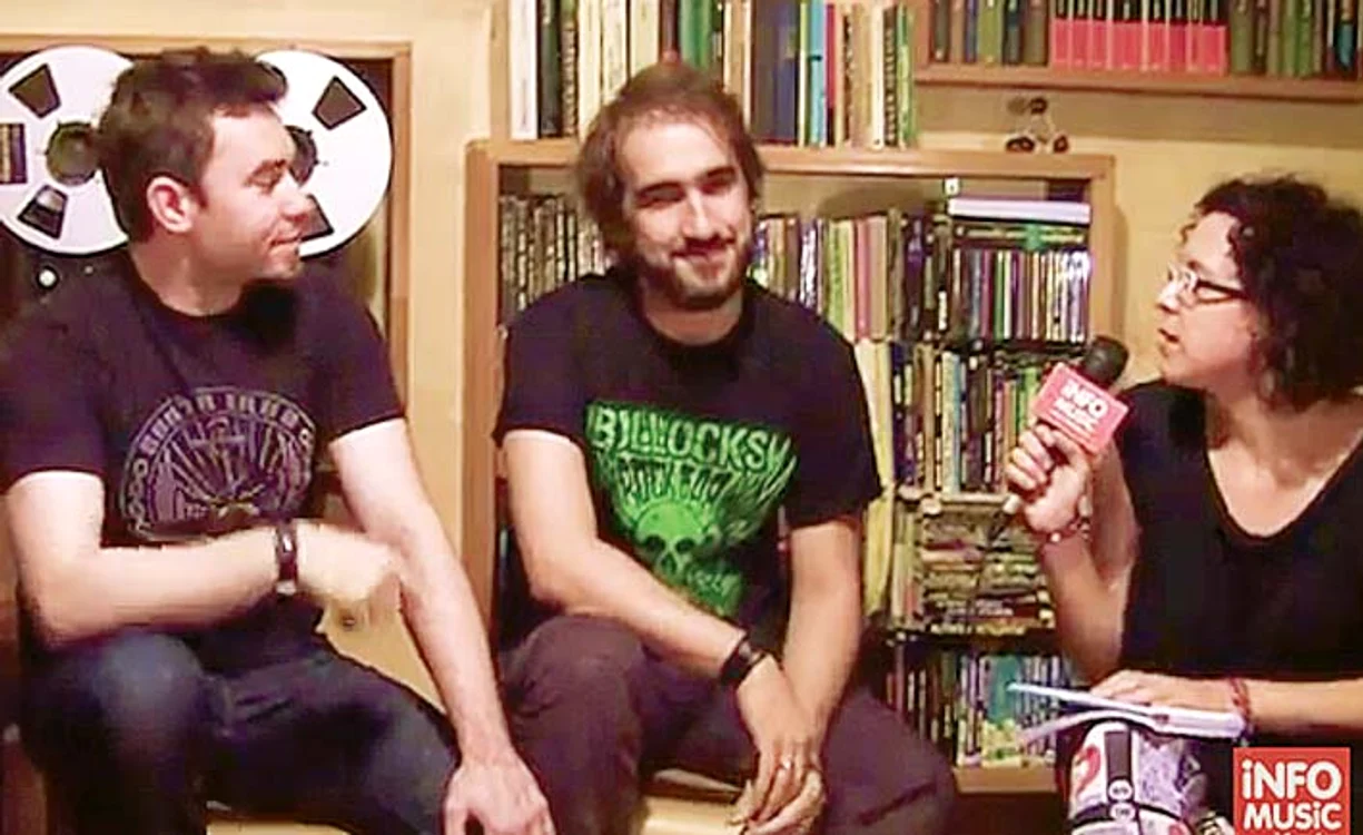 În timpul unui interviu  cu băieții de la  „Goodbye to Gravity”