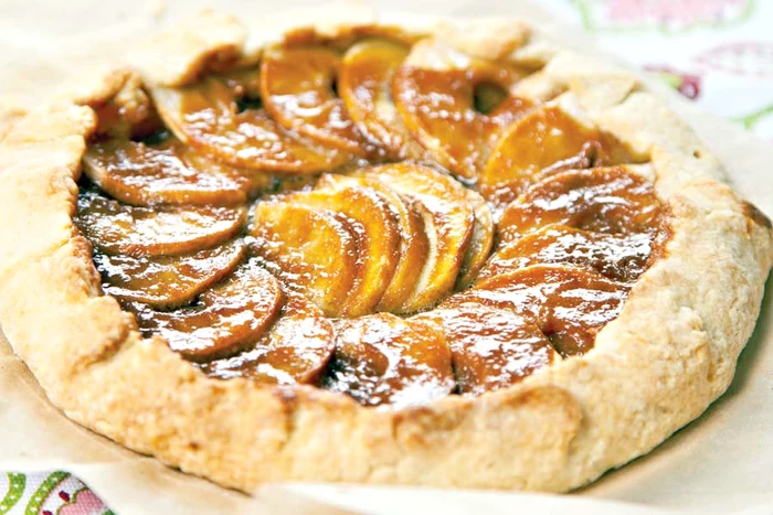 
    Plăcintă cu mere şi sos caramel  