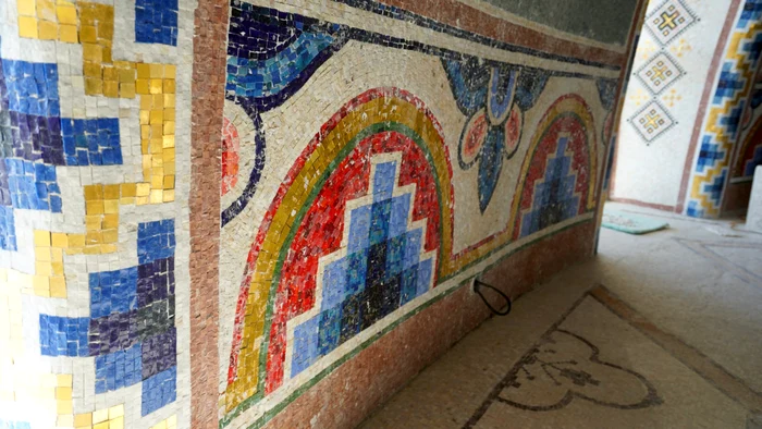 Catedrala este pictată în metoda mozaic