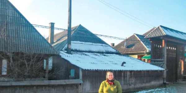 Mariana Bledea (29 de ani), în faţa casei construite în jurul stâlpului de electricitate 