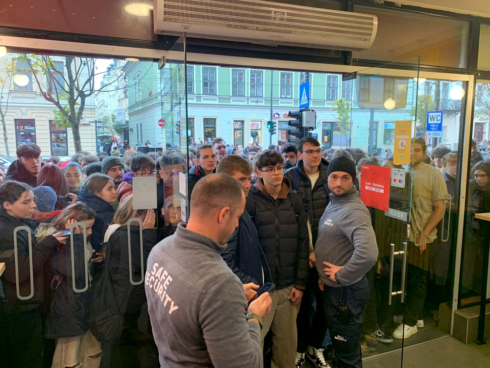 Puhoiul de oameni i-a luat prin surprindere și pe angajații firmei de securitate