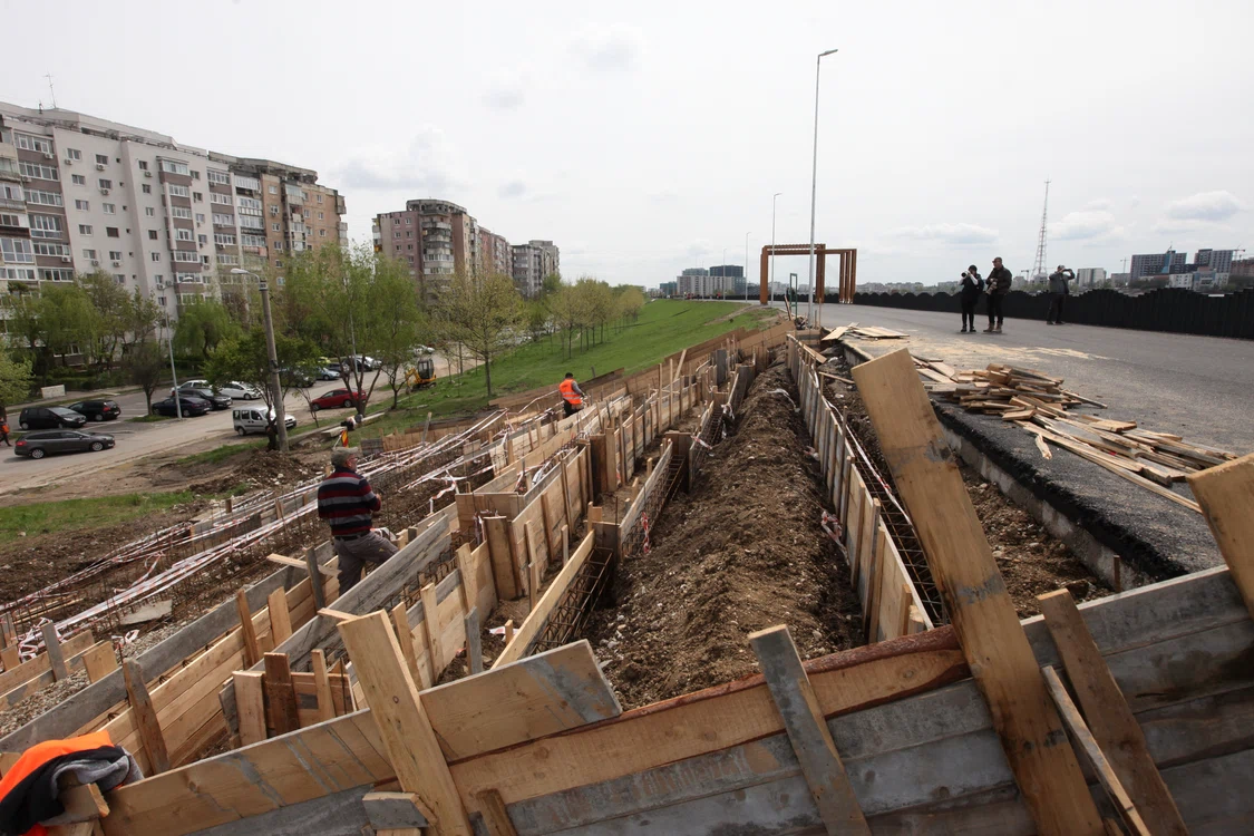 Lucrătorii pregătesc  noile scări de acces spre dig. Fotografii: Sever Gheorghe
