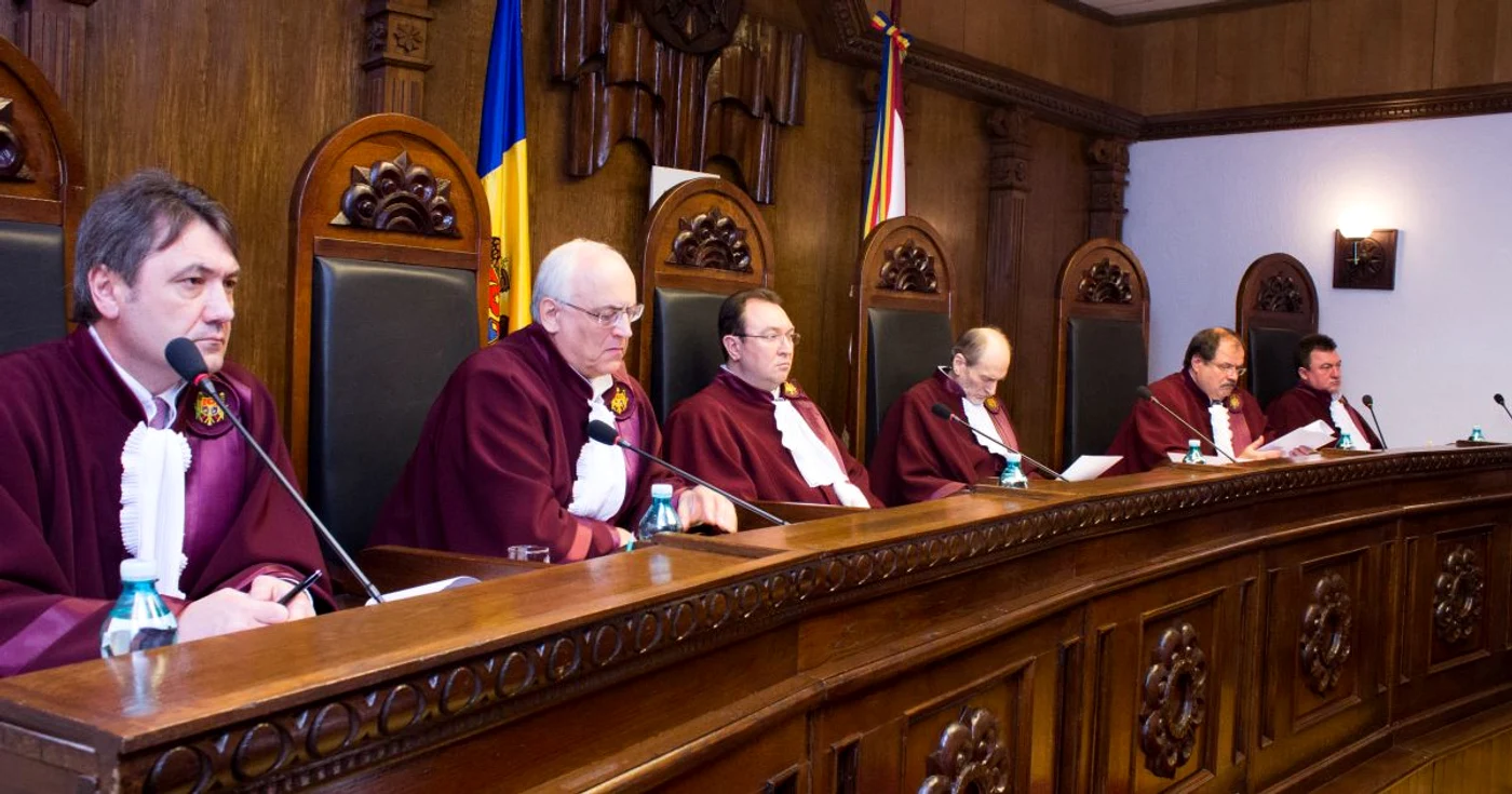 De la stânga la dreapta: Igor Dolea, Tudor Panţâru, Alexandru Tănase, Victor Popa, Petru Răilean şi Aurel Băieşu. FOTO: constcourt.md