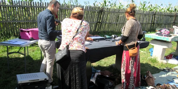  Laptop-uri şi sute de kilograme de cereale confiscate de poliţiştii vâlceni în timpul unei razii 