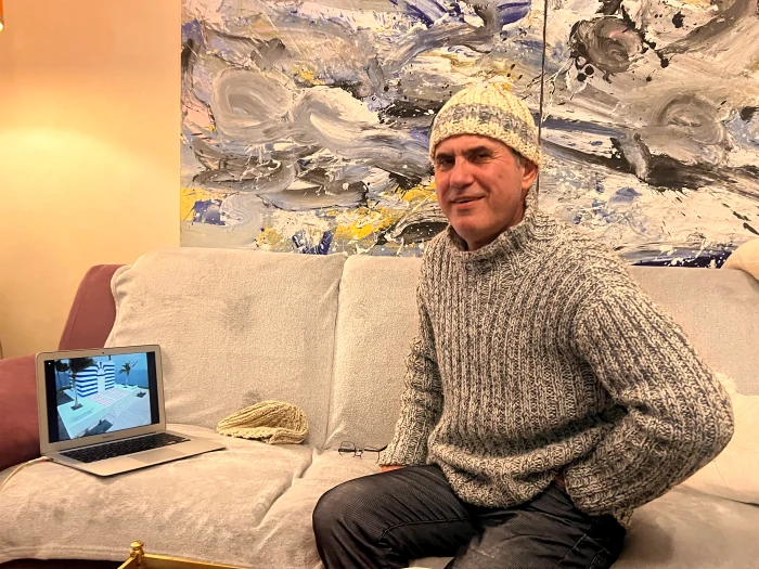 Pictorul român Ion Nicola arată o machetă a templului FOTO: Mircea Barbu via HotNews