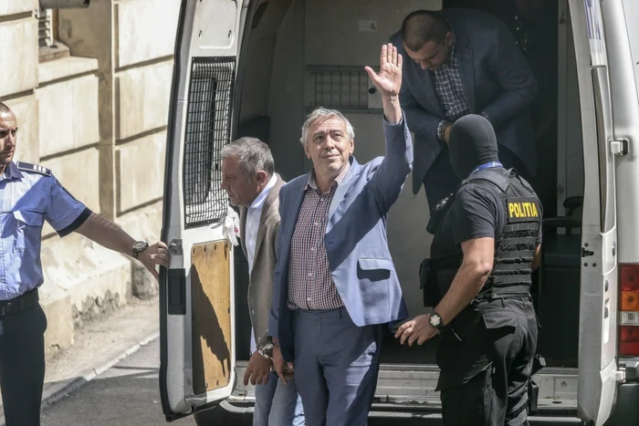 Marian Burcea directorul CNAS este adus la Curtea de Apel
Bucuresti cu propunere de arestare preventivă într un dosar de deturnare
de fonduri FOTO Inquam Photos: Alexandru Busca