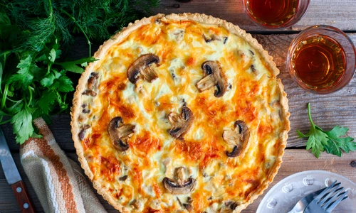 Tarta de pui cu ciuperci  Sursa foto shutterstock 1286064280 jpg