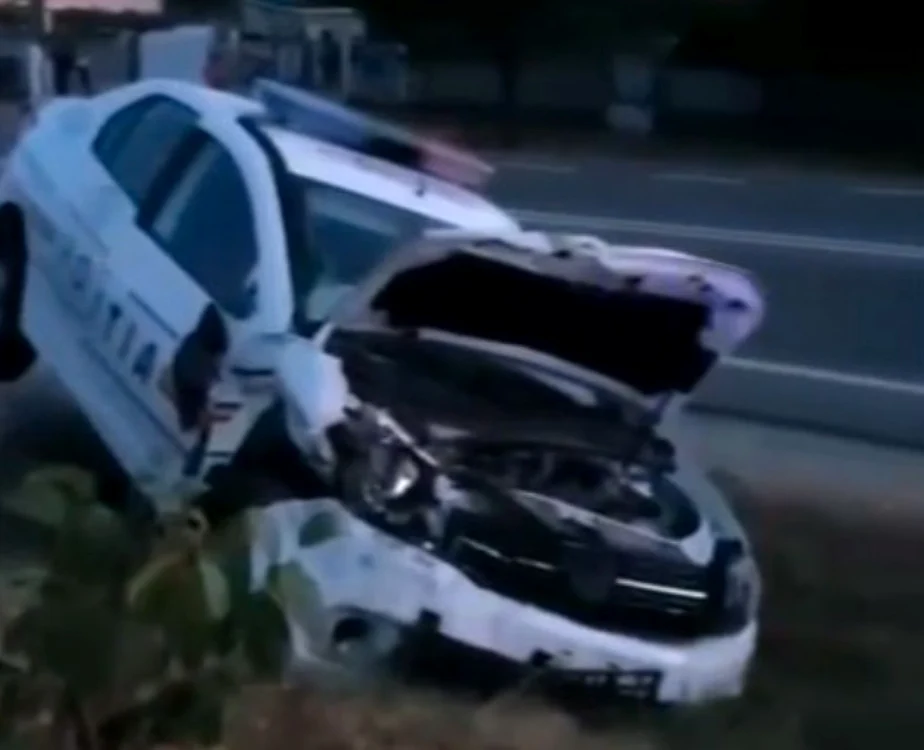 Maşina de poliţie a ajuns într-un şanţ                                                                       Foto: Facebook