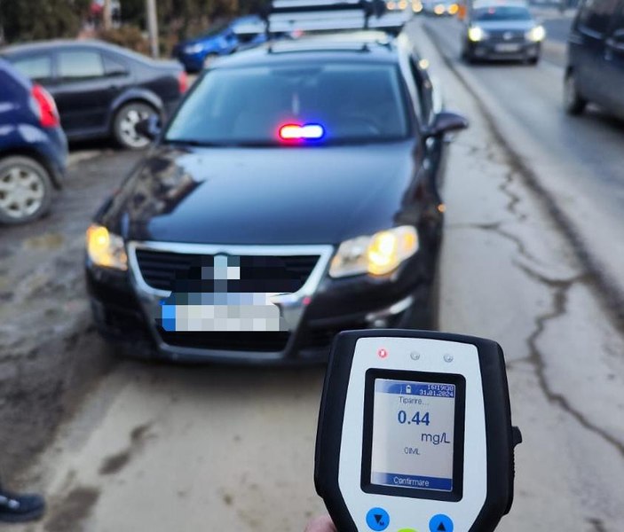 Maşină „tunată“ cu sirenă şi stroboscop, condusă de un şofer din Neamţ, beat, drogat şi fără permis 