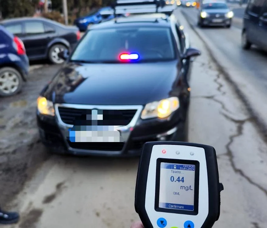 Dispozitivele ilegale montate pe mașină au fost confiscate FOTO Poliția Neamț