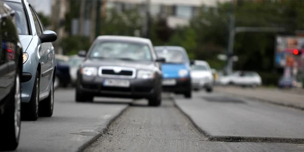 Şoferii sunt nevoiţi să facă slalom printre gropi