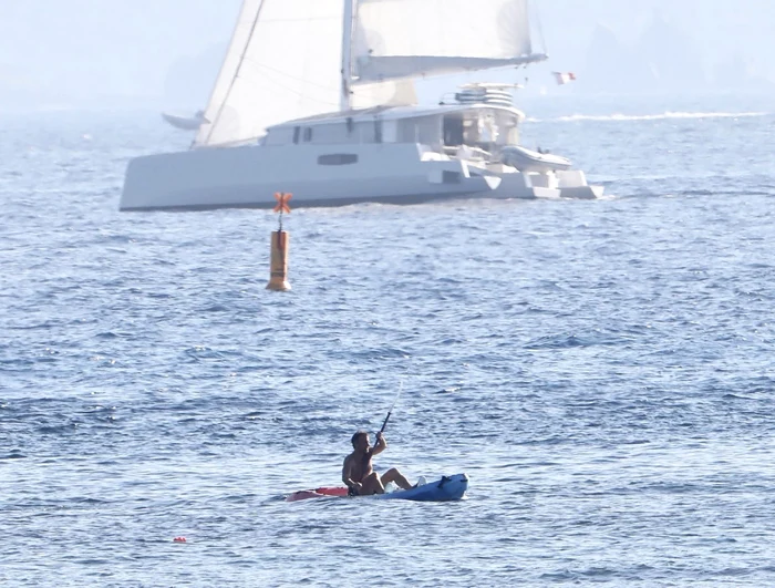 Emmanuel Macron într-o canoe la bustul gol FOTO Profimedia 