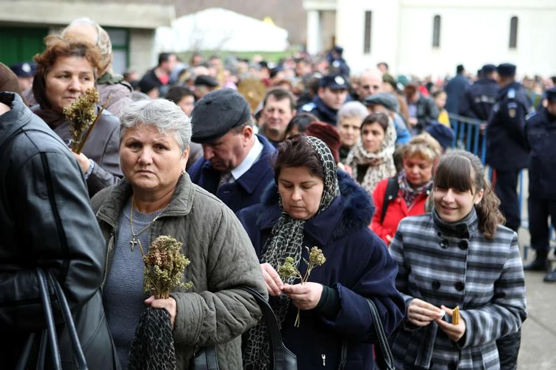 Pelerinii au venit de aseară la Mănăstirea Peştera Sfântului Andrei