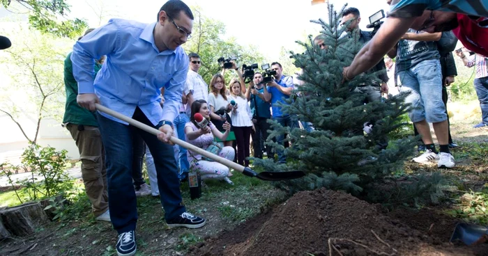 Premierul Ponta, pe vremea când poza în ecologist Foto: Mediafax