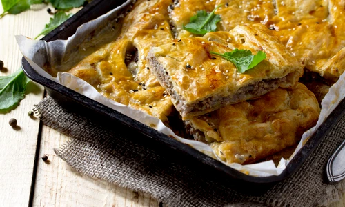 Placinta cu carne  Sursa foto shutterstock 452670127 jpg