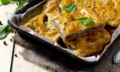 Placinta cu carne  Sursa foto shutterstock 452670127 jpg