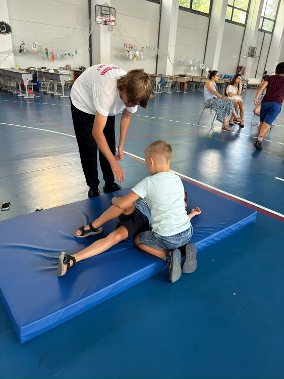 Voluntar adolescent de la Crucea Roșie