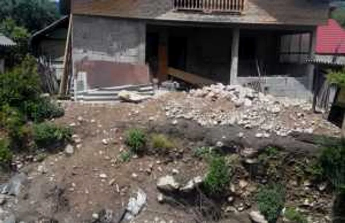 Case in pericol la Runcu