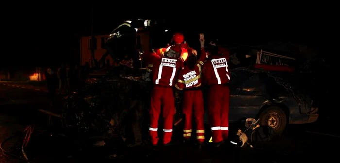 Victimele au fost scoase din maşini de echipele de la descarcerare. FOTOArhivă.