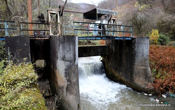 Stăvilar vechi construit pe un râu