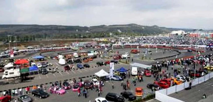 Cluj: Curbe periculoase şi fete frumoase la campionatul de drift din Cluj (MULTIMEDIA)