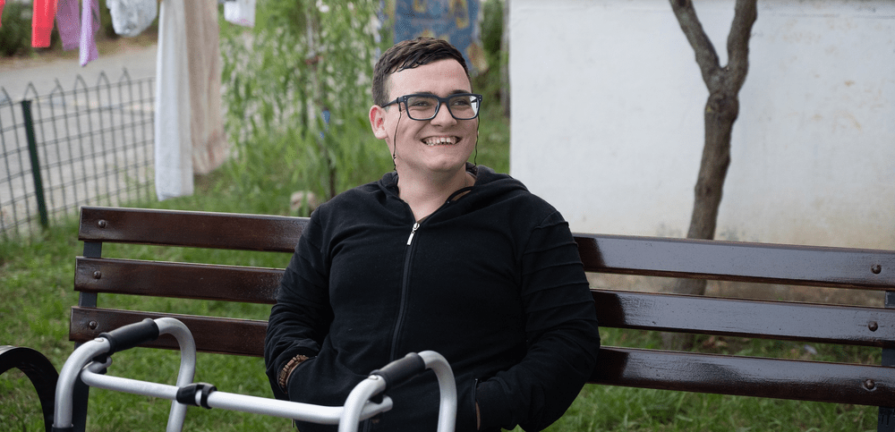 „Visuri la cheie“ ajută un tânăr în scaun cu rotile: „Sunt un om fericit, frumos, deștept. Mă bucur de toate“