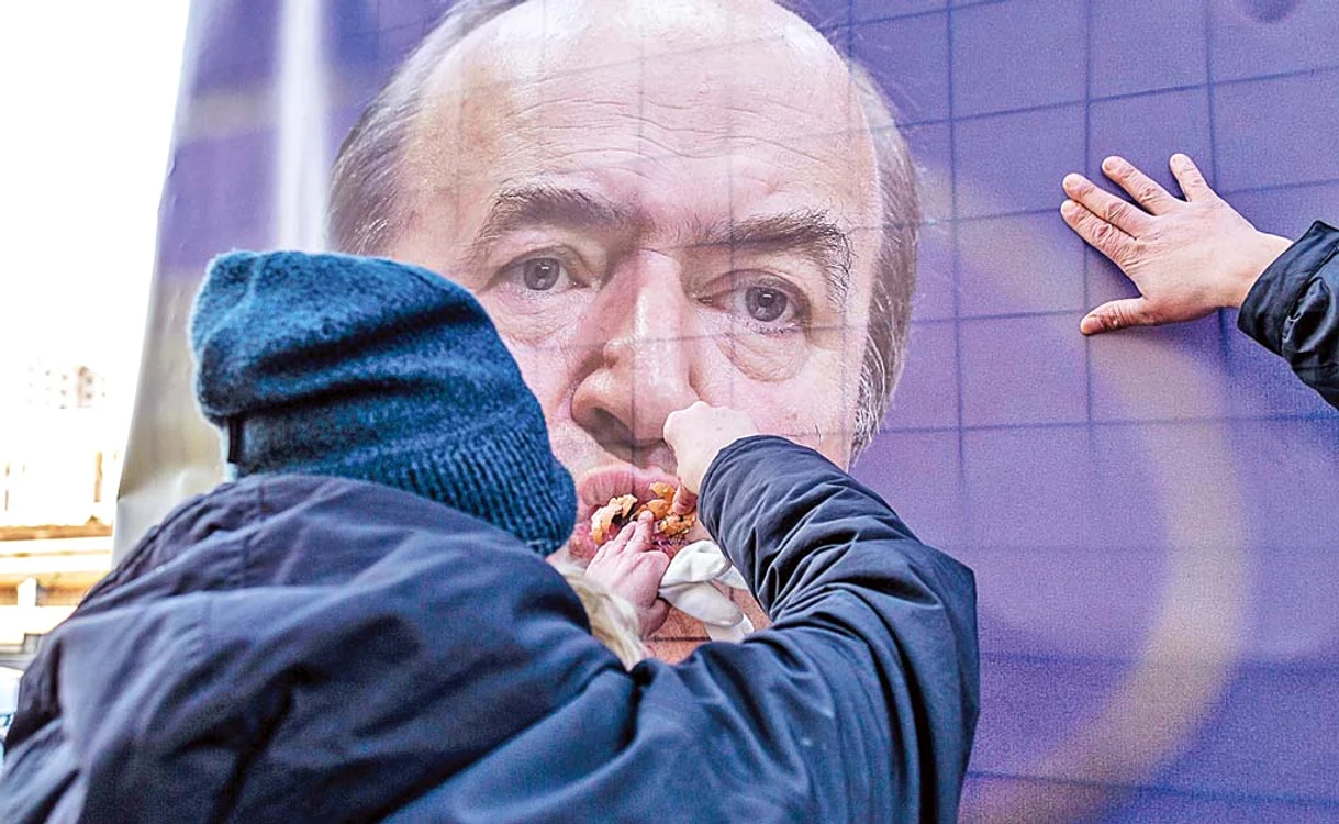 
    “Posterul” cu Tudorel Toader, bombardat cu ouăFoto: Inquam Photos  