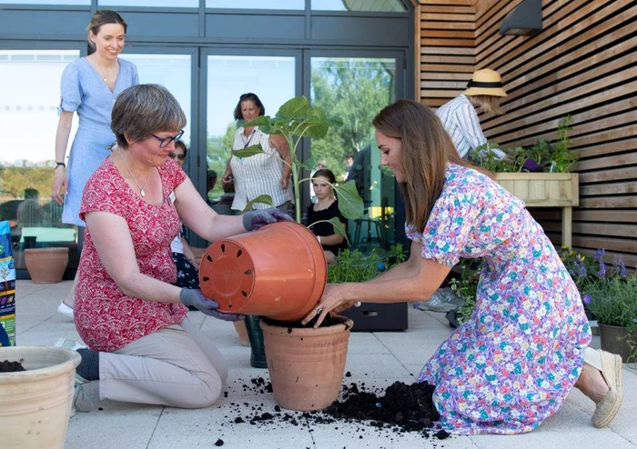 
    Kate Middleton a ajutat la redecorarea unei grădini a unui azilFoto: Getty Images  