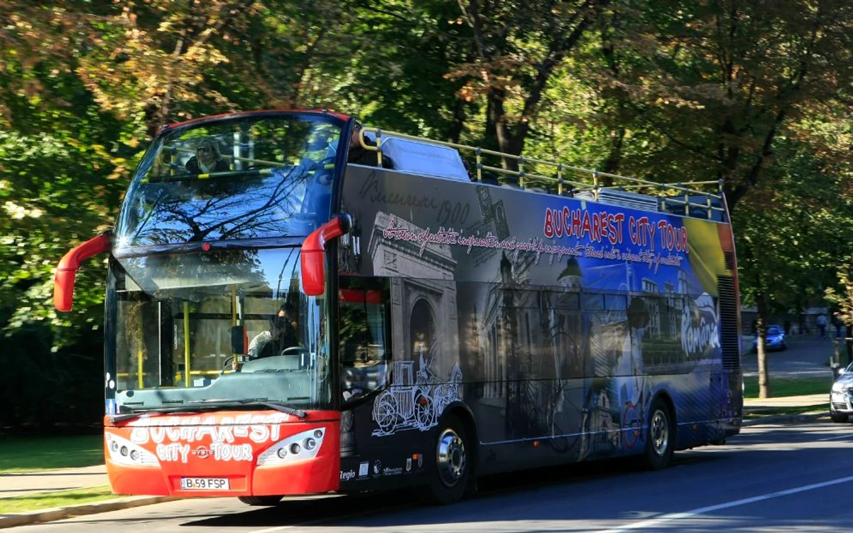 
    Patru autobuze etajate circulă pe linia turistică a Bucureștiului, pe timp de vară  